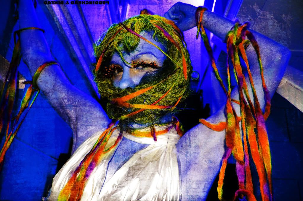 http://i257.photobucket.com/albums/hh214/puddinghead-bucket/Portraits%20SCROLLBAR/THEATRICAL%20Scrollbox/THEA45.jpg