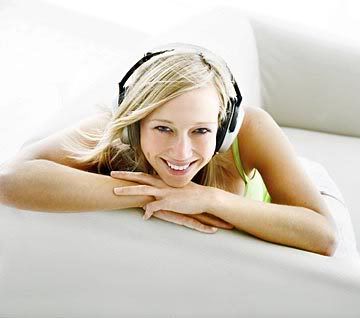 ist2_1103022_happy_woman_headphones.jpg