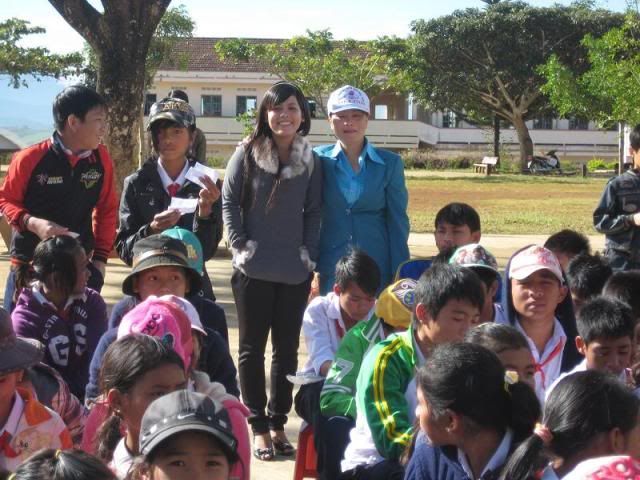 Kim NHi - Thanh Vn cng với học sinh